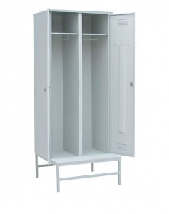 Шкаф металлический для одежды с закрытыми дверями на подставке с металлической скамьей